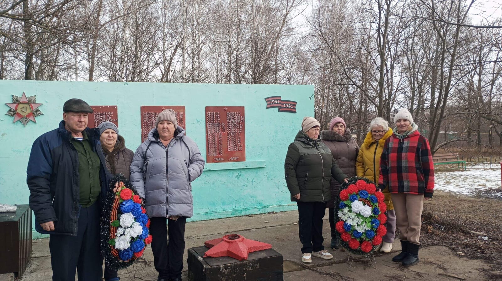 Состоялось торжественное возложение венков к мемориальному комплексу, в честь 82-й годовщины освобождения села Еленовка от немецко-фашистских захватчиков.